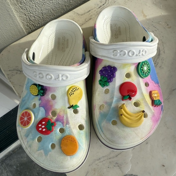 Crocs ladies size 6. Very good condition. White with buttons. Men’s 4 - Picture 2 of 12